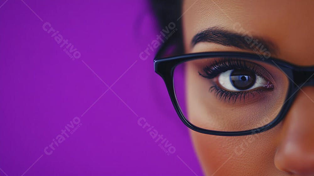 Close-up do Rosto de uma Mulher de Óculos com Fundo Roxo e Copy Space
