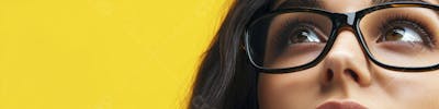 Close-up do Rosto de uma Mulher de Óculos com Fundo Amarelo e Copy Space