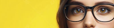 Close-up do Rosto de uma Mulher de Óculos com Fundo Amarelo e Copy Space
