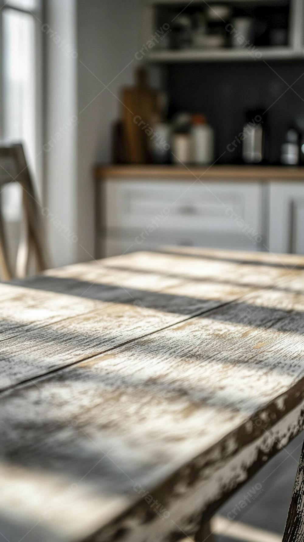 Mesa de Madeira Rústica em Cozinha Iluminada com Utensílios e Copy Space