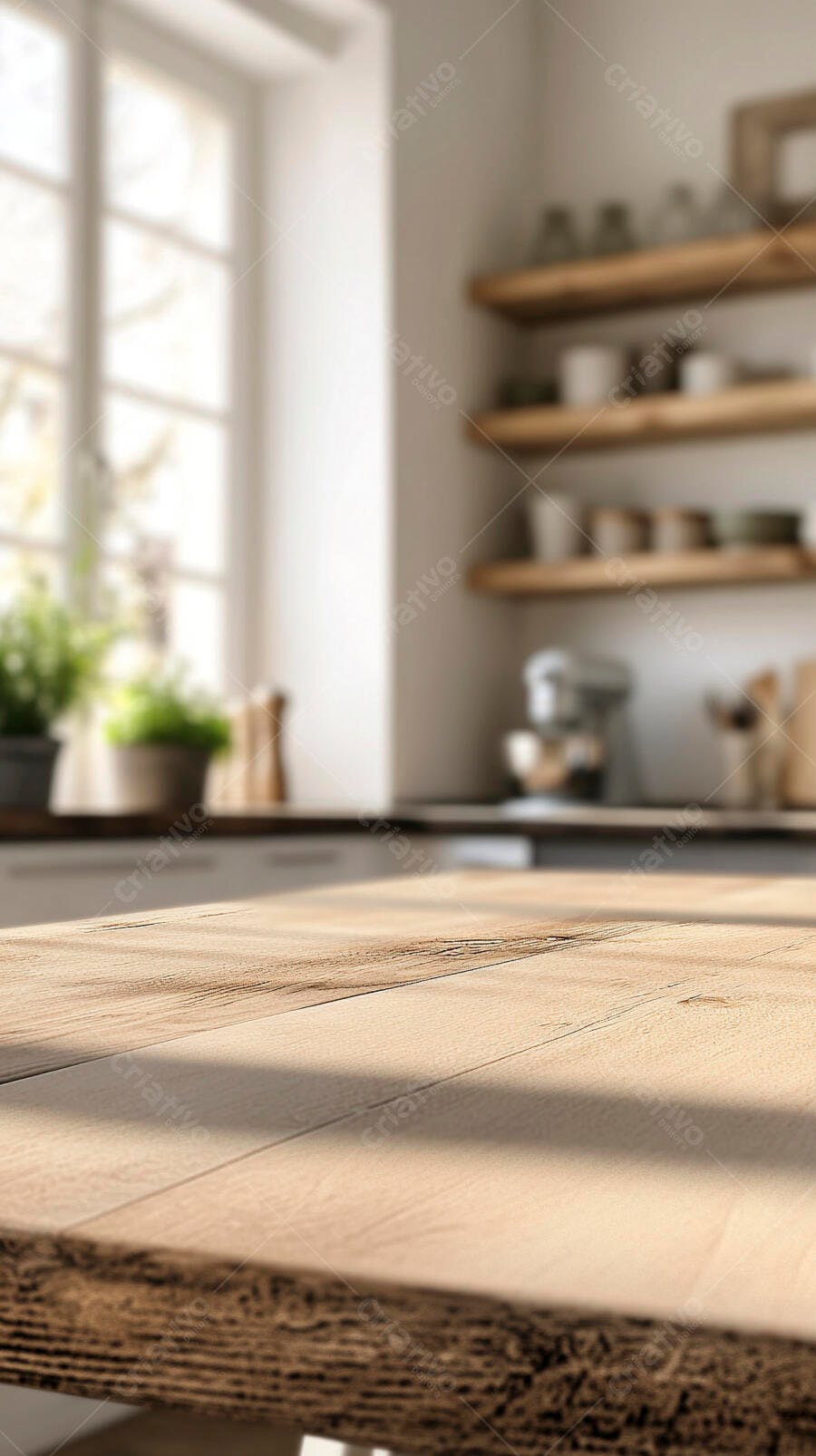 Mesa de madeira em cozinha iluminada