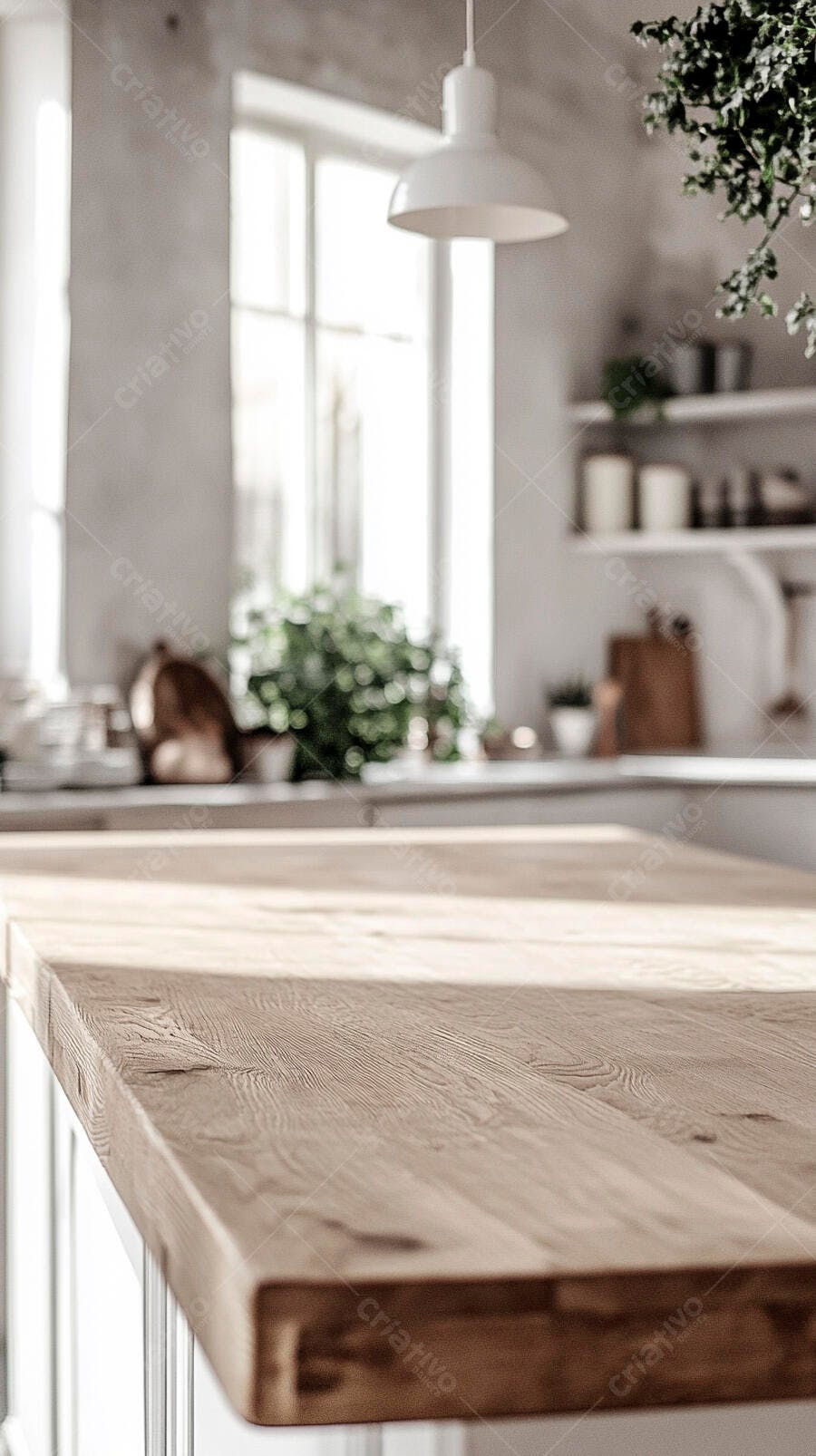 Mesa de madeira em cozinha clara