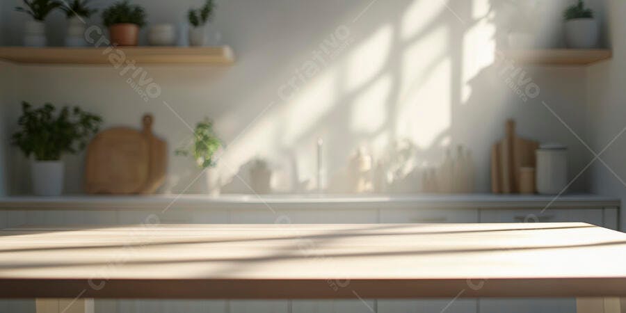 Mesa de madeira em cozinha iluminada pelo sol