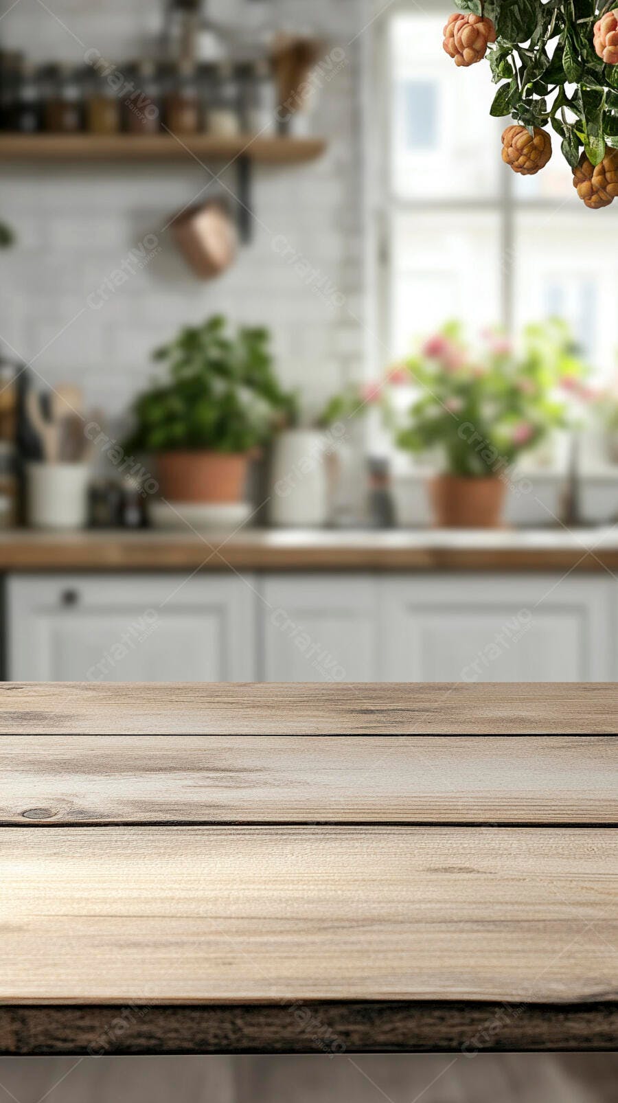 Mesa de madeira em cozinha clara com plantas