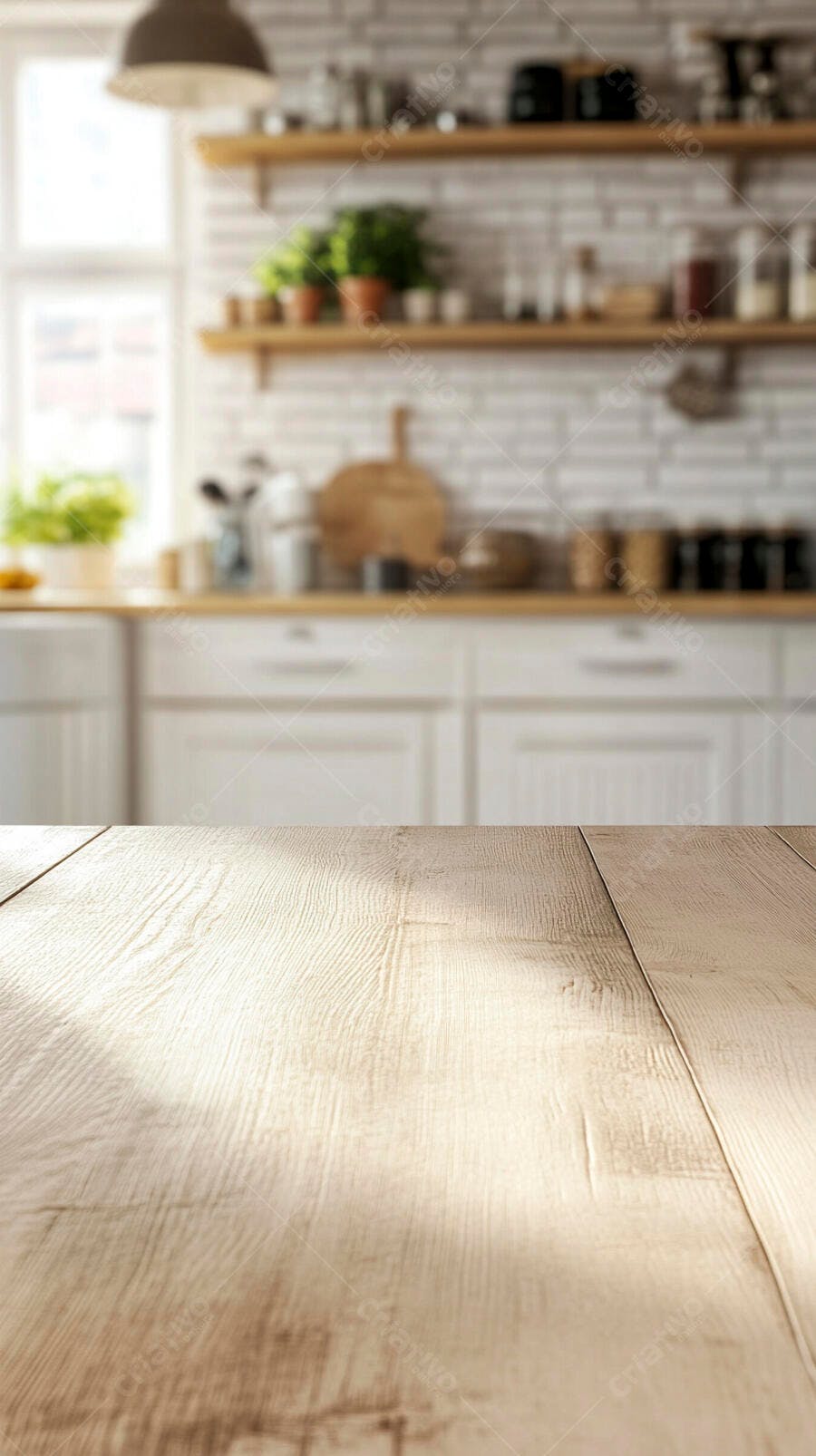 Mesa de madeira em cozinha clara e aconchegante