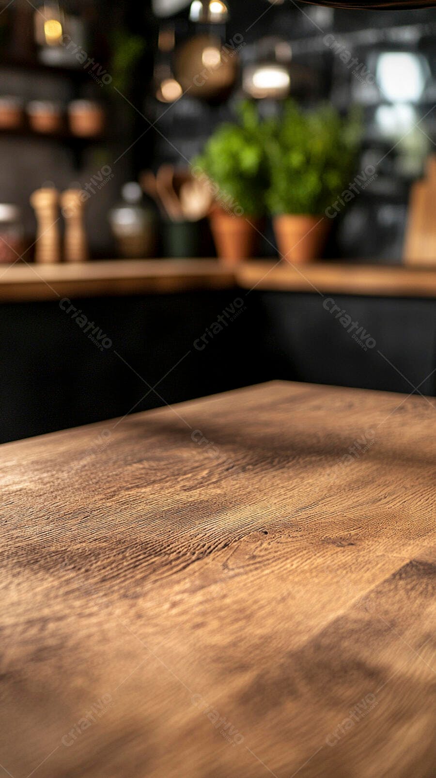 Mesa de madeira em cozinha rústica