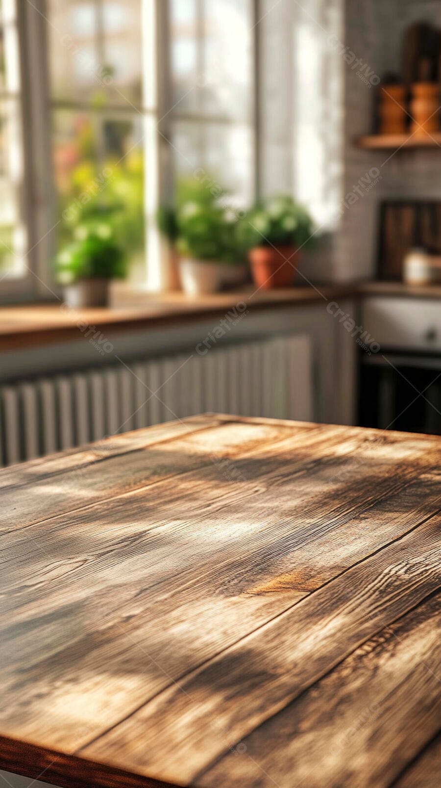 Mesa de madeira rústica em cozinha iluminada