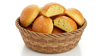 Cesta de Pão Francês Brasileiro - Pães Artesanais Frescos em Fundo Branco