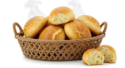 Cesta de Pão Francês Brasileiro - Pães Artesanais Frescos em Fundo Branco