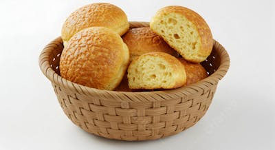 Cesta de Pão Francês Brasileiro - Pães Artesanais Frescos em Fundo Branco