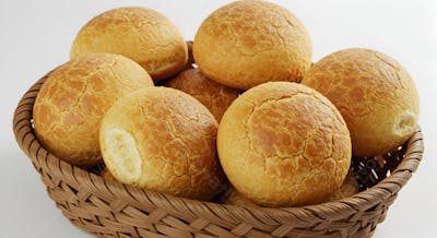 Cesta de Pão Francês Brasileiro - Pães Artesanais Frescos em Fundo Branco