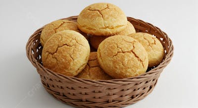 Cesta de Pão Francês Brasileiro - Pães Artesanais Frescos em Fundo Branco