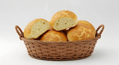 Cesta de Pão Francês Brasileiro - Pães Artesanais Frescos em Fundo Branco