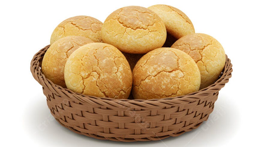 Pães amanteigados em cesta marrom