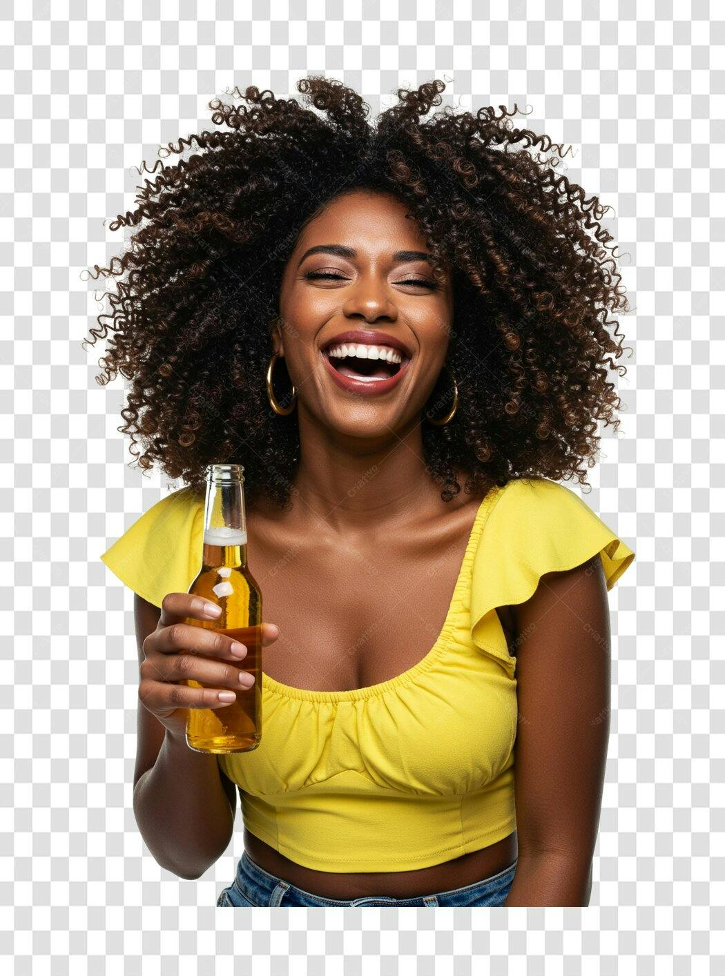 Imagem PNG mulher negra alegre com cerveja fundo transparente