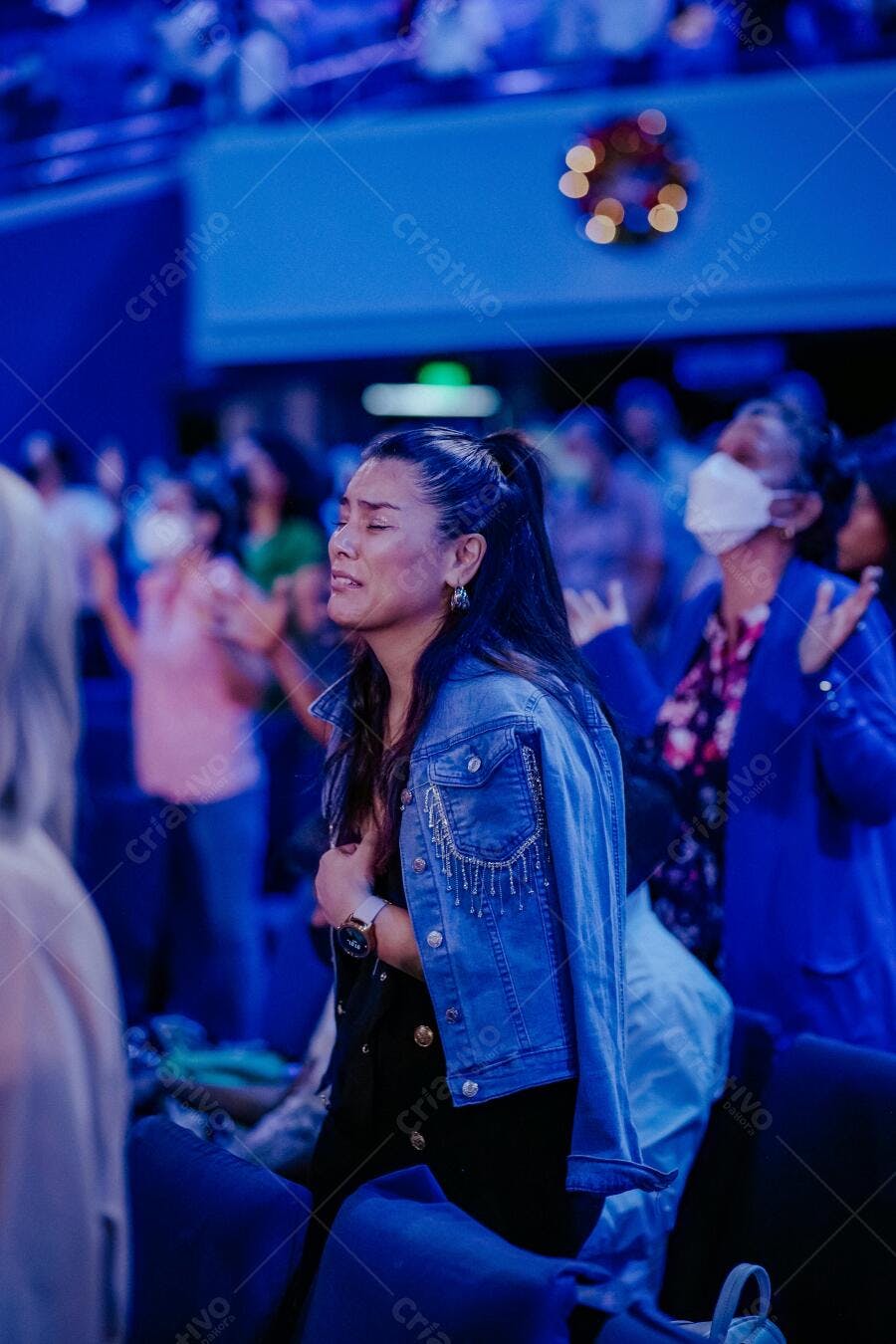 Mulher chorando em evento religioso