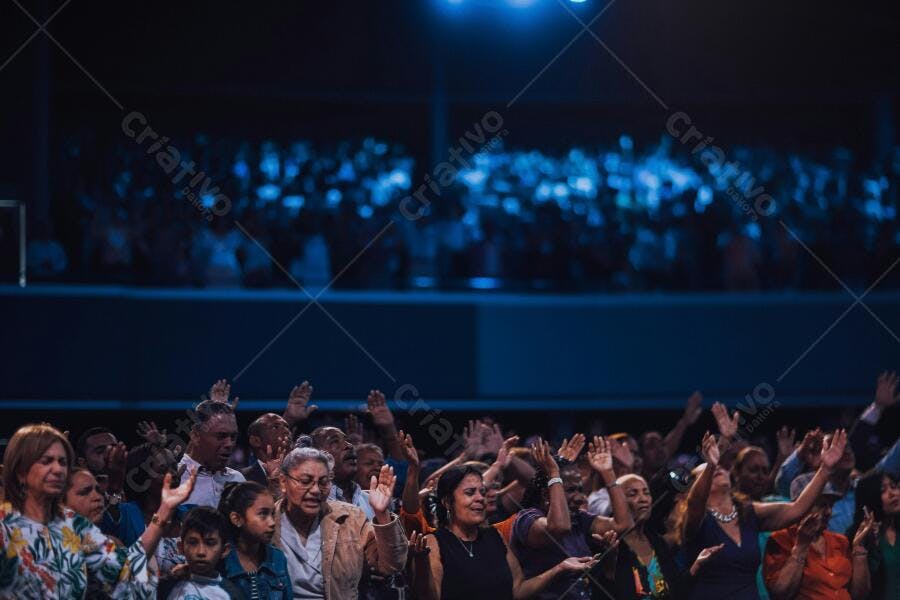 Congregação em oração com mãos levantadas
