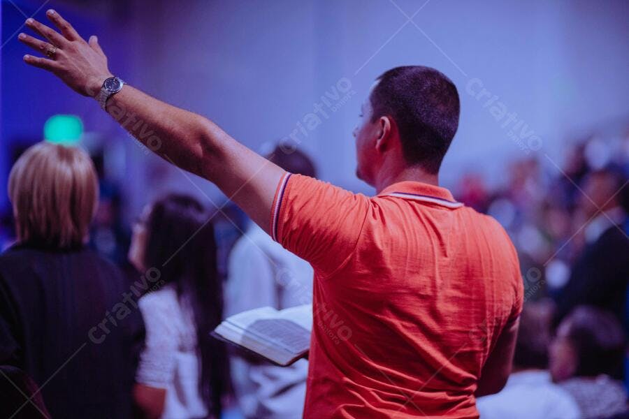 Homem em culto religioso com braço levantado