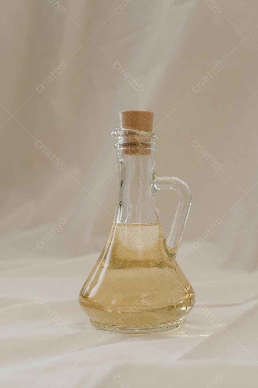 Garrafa de azeite de oliva em fundo claro