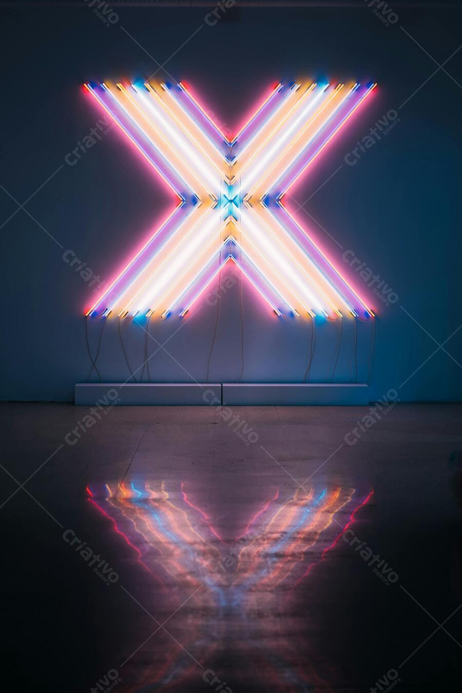 Instalação Neon em X cores vibrantes