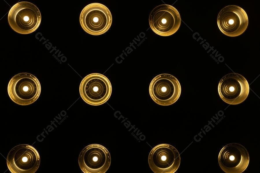 Luzes douradas em fundo preto