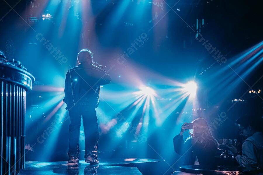 Cantor em show com iluminação azul