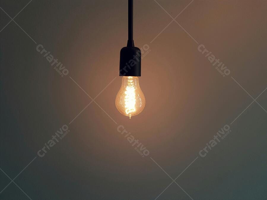 Lâmpada incandescente acesa fundo escuro
