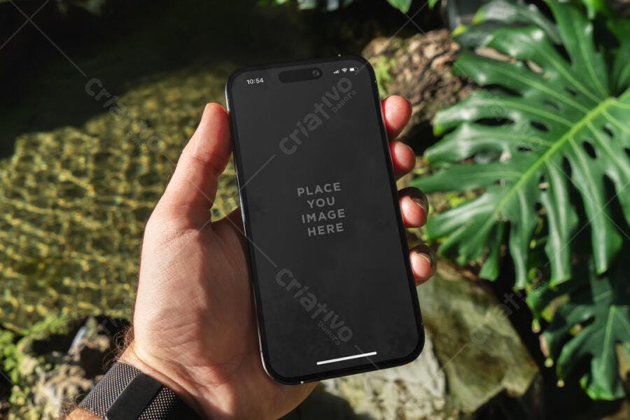 Mockup Smartphone em Mão Masculina - Jardim Tropical