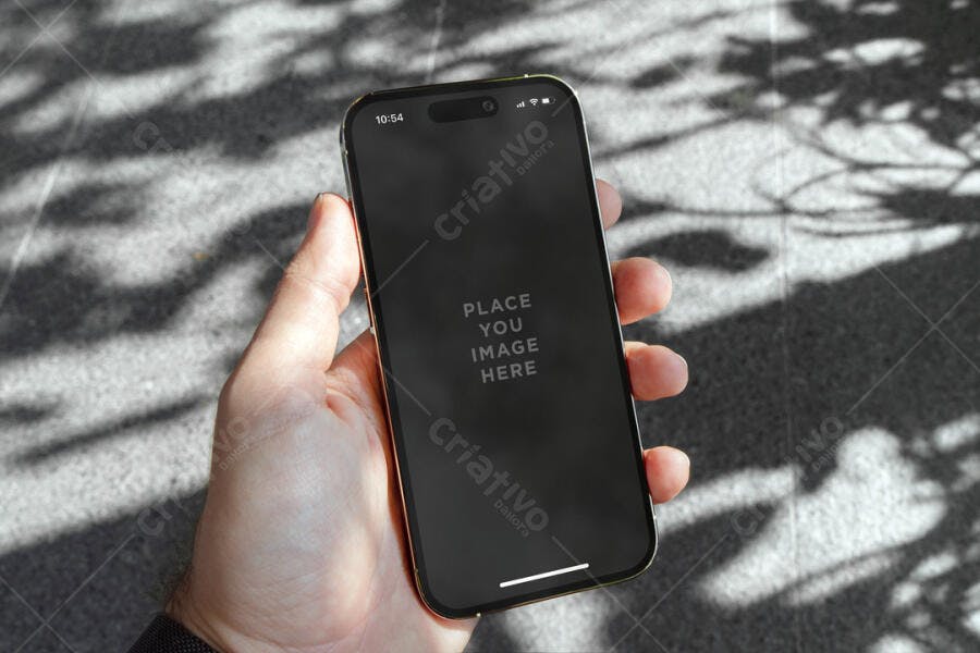 Mockup de Smartphone Dourado em Mão Masculina