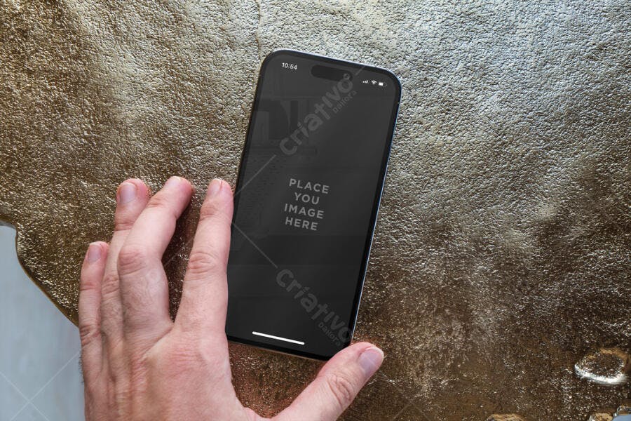 Mockup de Smartphone em Mesa Dourada - Design Moderno