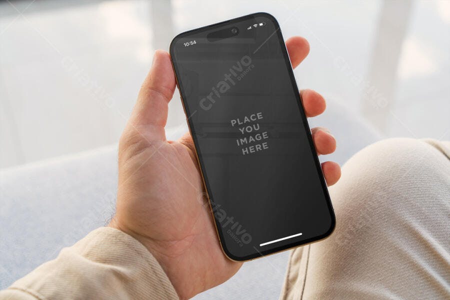 Mockup Smartphone Dourado na Mão - Design Moderno