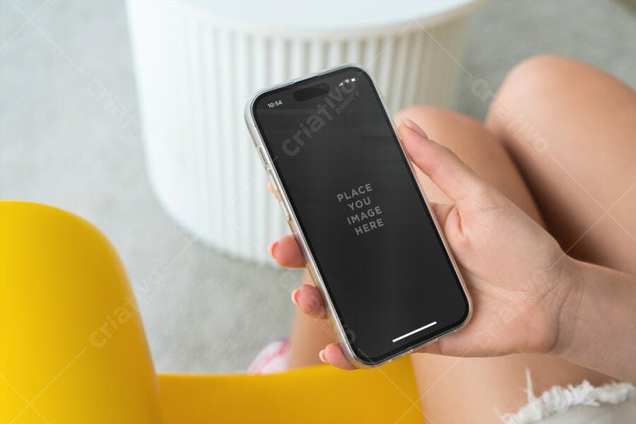 Mockup de Smartphone em Mão Feminina - Design Moderno