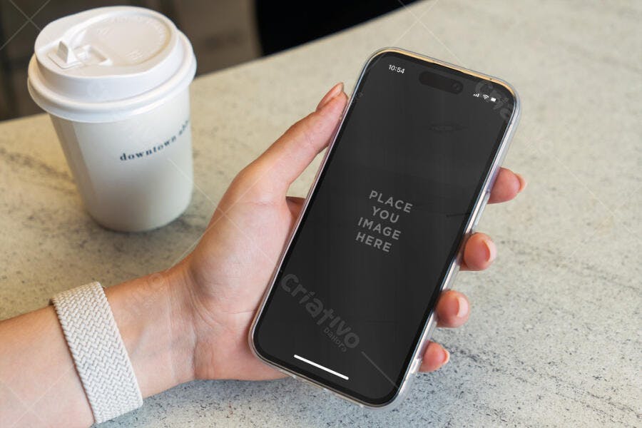 Mockup de Smartphone em Mão Feminina - Café e Estilo Minimalista