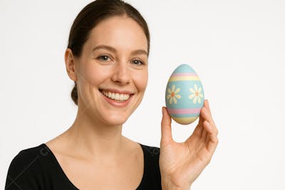 Mulhere sorrindo segurando ovos de Páscoa decorados em fundo branco (1)