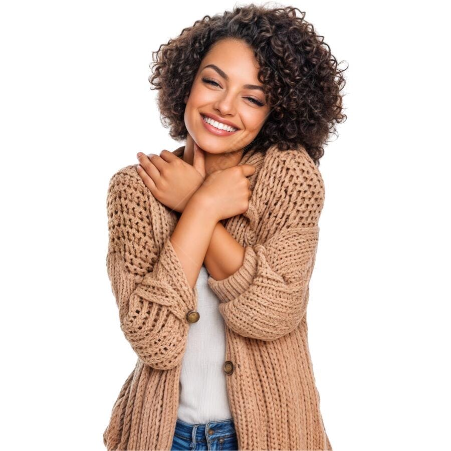Mulher negra sorrindo com suéter de tricô bege