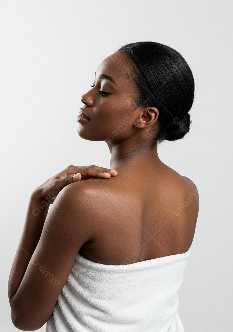 Mulher negra com toalha branca fundo claro