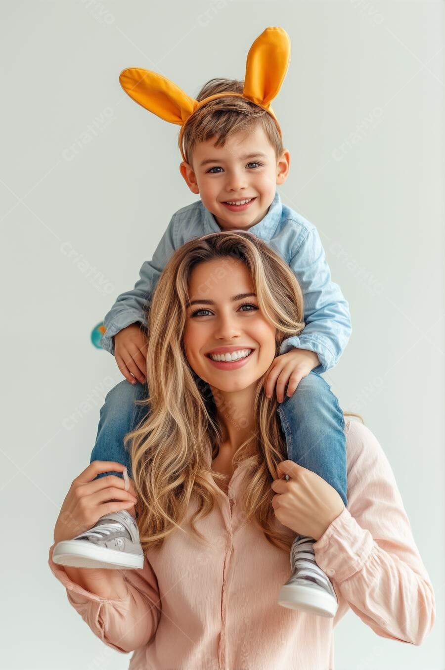 Menino com orelhas de coelho nos ombros da mãe