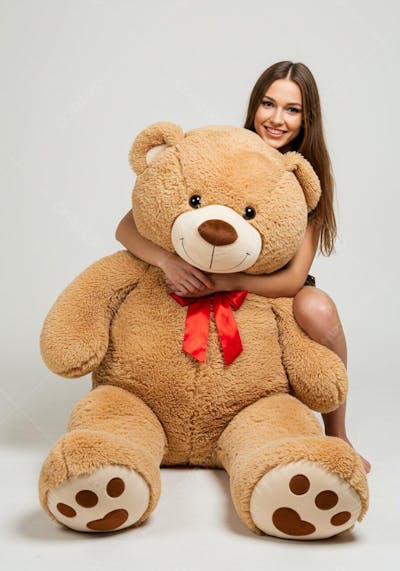 Mulher segurando um urso de pelúcia de presente