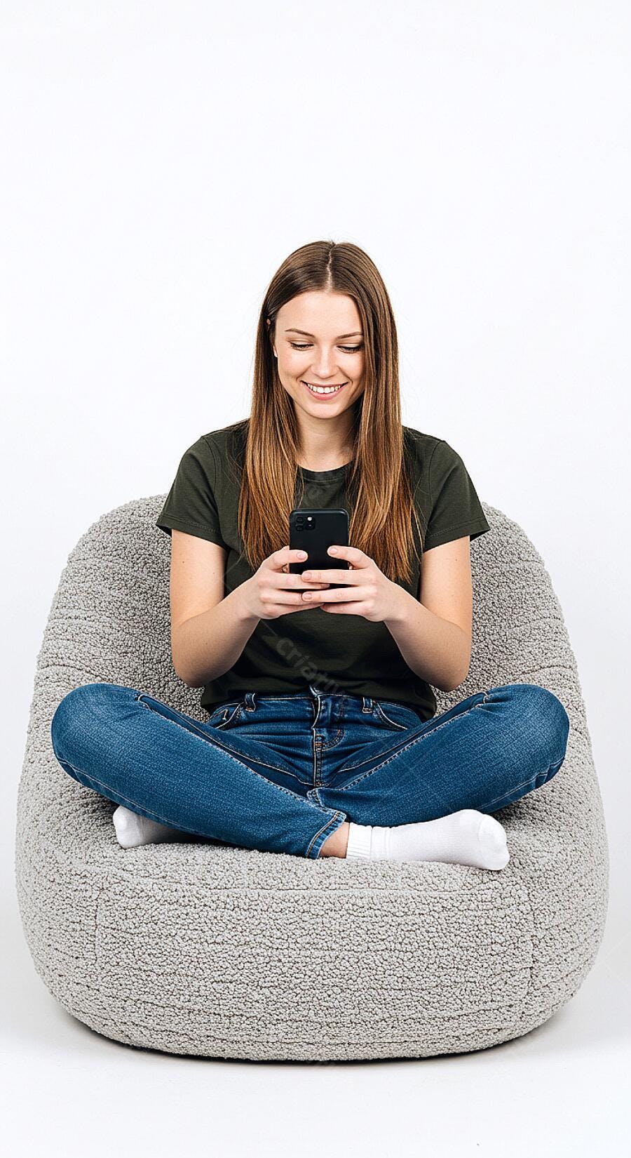 Mulher usando celular em pufe cinza