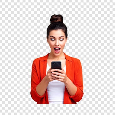 Uma mulher surpresa com um coque vestindo uma blusa laranja royal sobre uma blusa branca olha para seu smartphone com os olhos arregalados