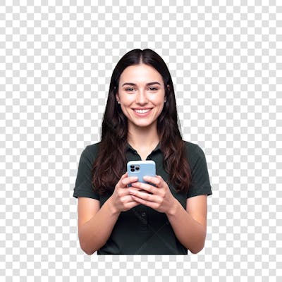 Uma jovem mulher caucasiana com cabelos longos e escuros sorri enquanto segura um smartphone