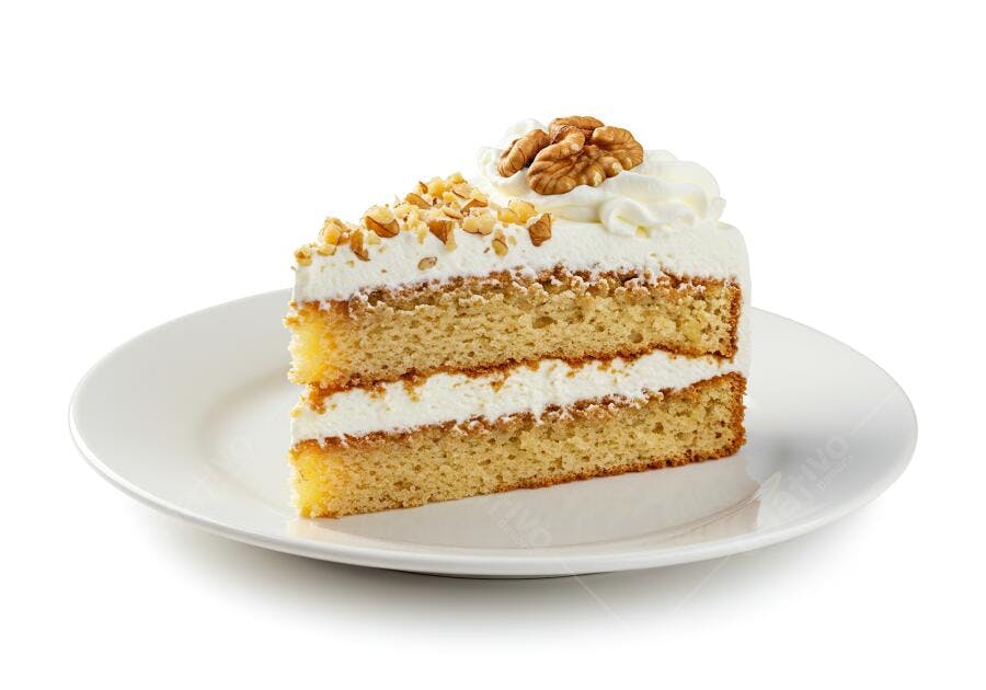 Bolo de nozes com chantilly em prato branco