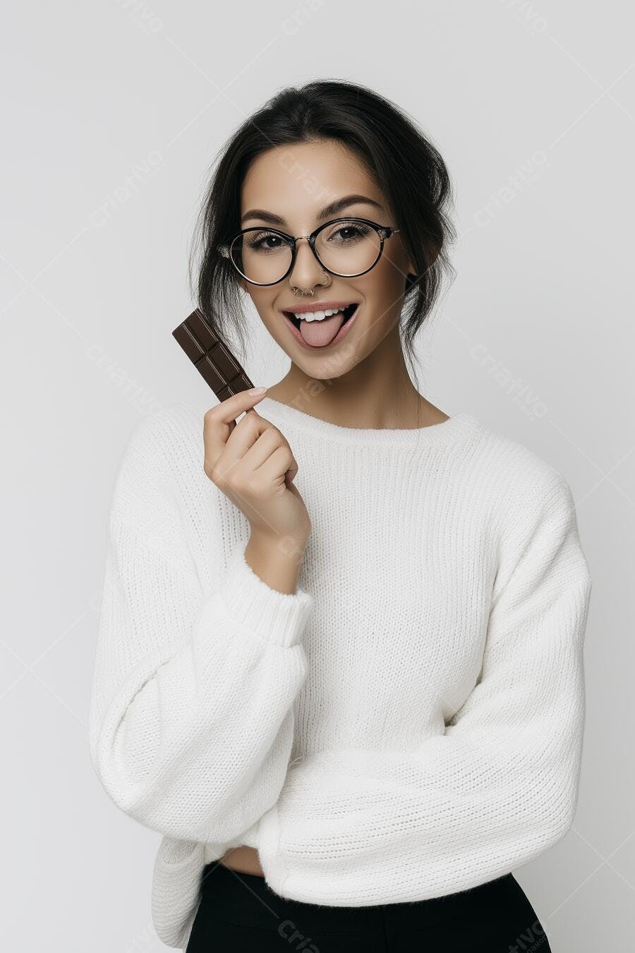 Mulher com óculos e chocolate