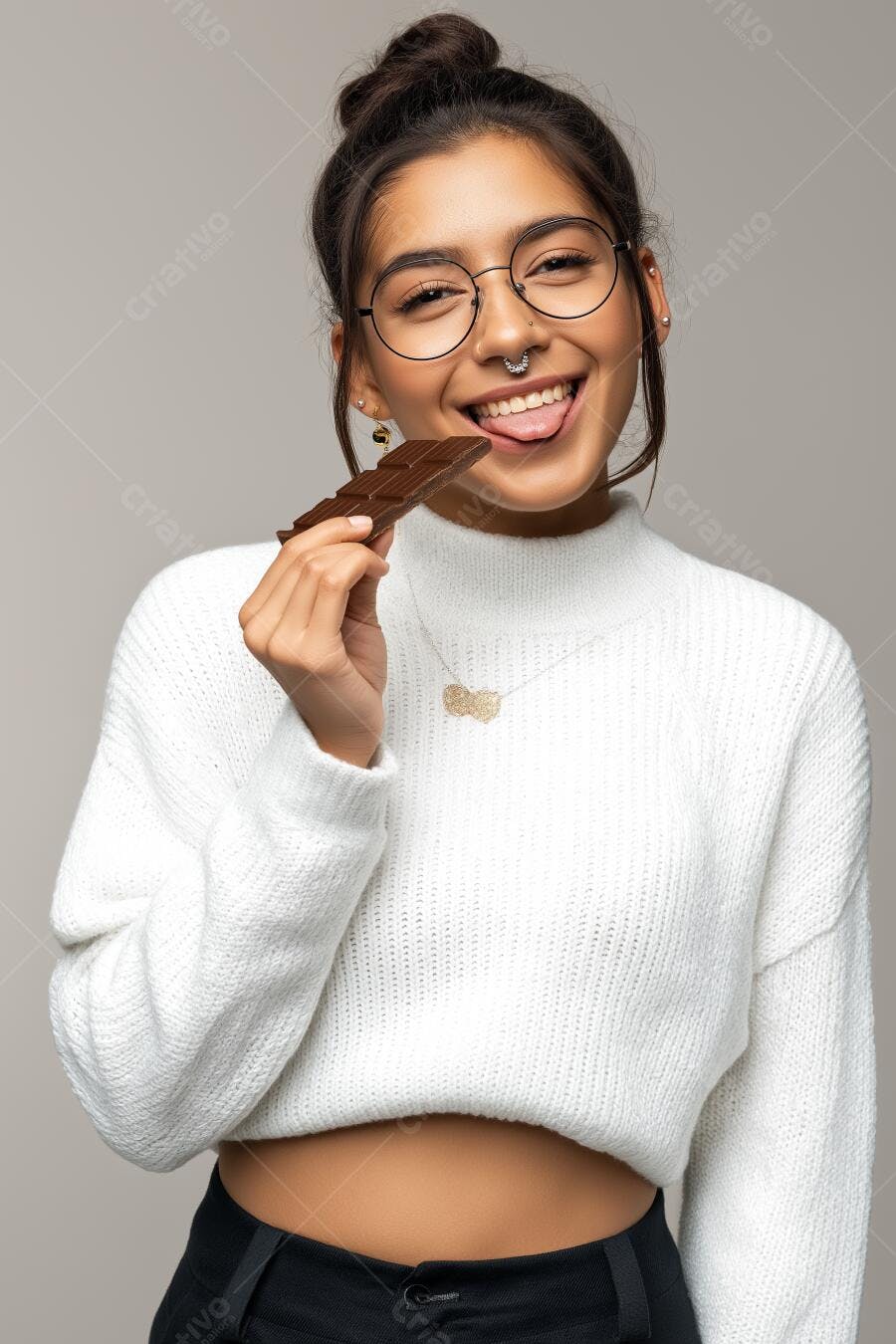 Mulher com óculos degustando chocolate