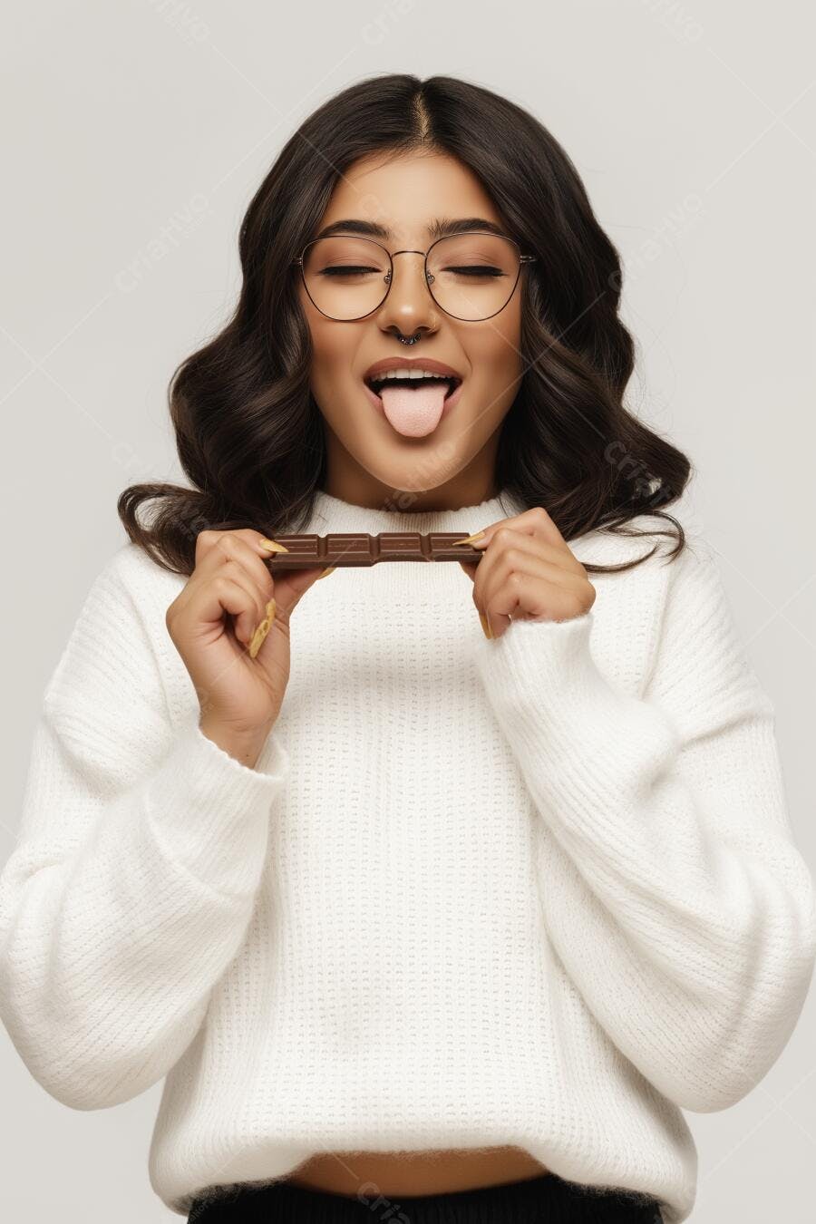 Mulher com óculos saboreando chocolate