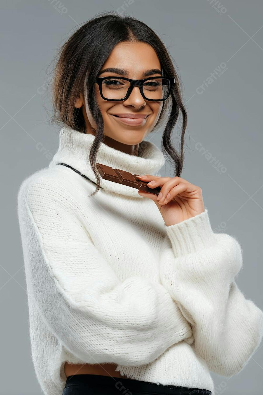 modelo mulher com chocolate na mão loira e morena jovem para criar flyer (15)