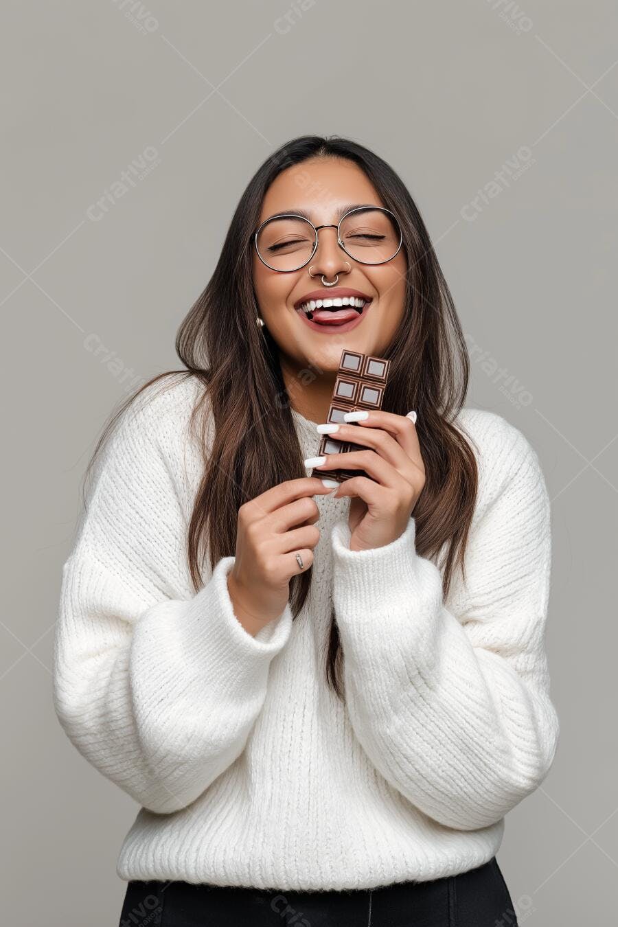 Mulher feliz comendo chocolate