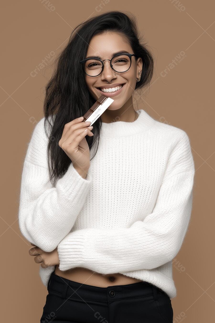 Mulher comendo chocolate sorrindo