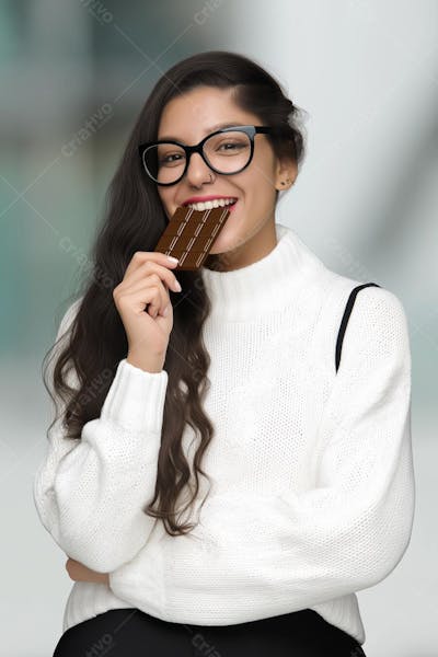 foto de mulher realista mulher jovem comendo chocolate (1)