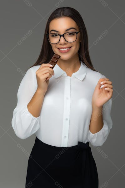 foto de mulher realista mulher jovem comendo chocolate (6)